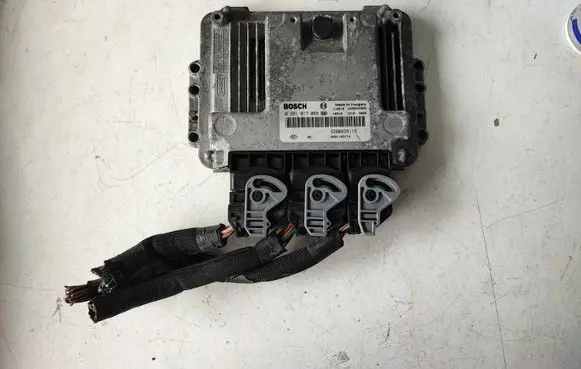 Opel Vivaro Engine control unit/module 8200935115 8201105714 0281017065