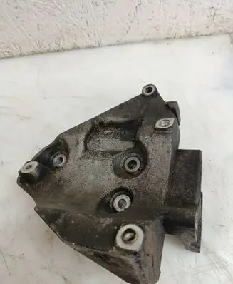 Engine mounting bracket