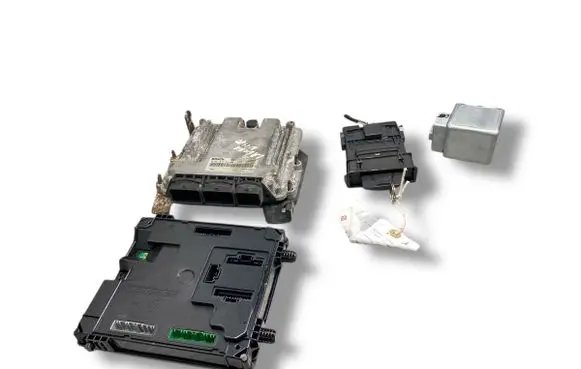 Renault Laguna III Engine ECU kit and lock set 8200726880 487000007R 284B10028R