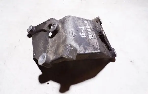 Nissan X-Trail T31 Engine mounting bracket