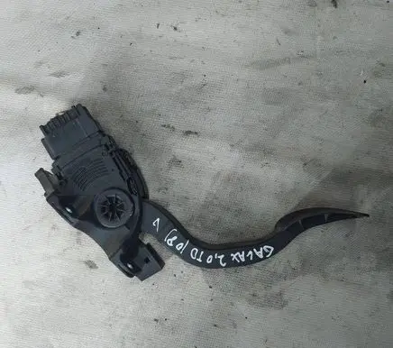 Accelerator throttle pedal