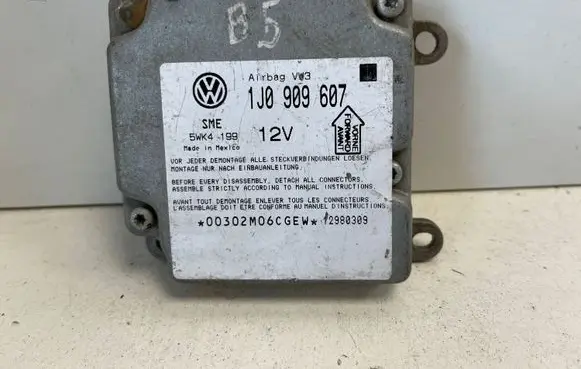 Volkswagen PASSAT B5 Airbag control unit/module 1J0909607 5WK4199 302M06C