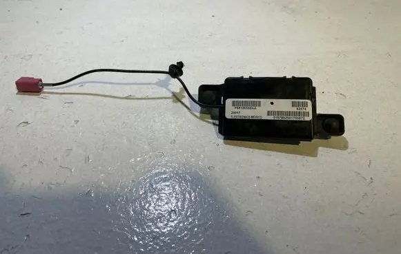 Dodge Challenger Antenna control unit P68186558AA 20017