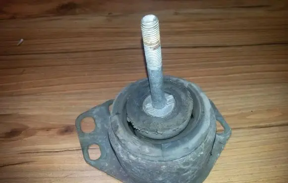 Engine mount bracket
