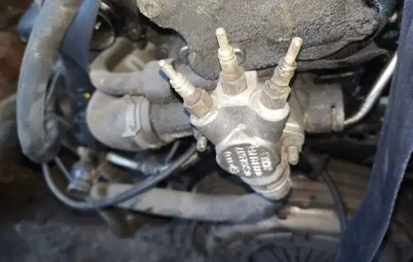 Volkswagen PASSAT B5 Engine coolant pipe/hose 038121145