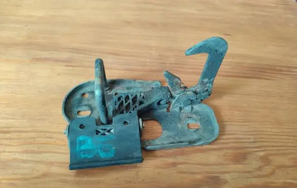 Volkswagen PASSAT B6 Engine bonnet/hood lock/latch loop/hook 3C0823480