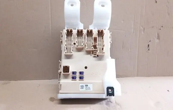 Toyota RAV 4 (XA40) Fuse module 8273042811 8922142300