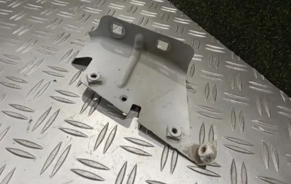 Opel Movano B Fender mounting bracket 641C30003R