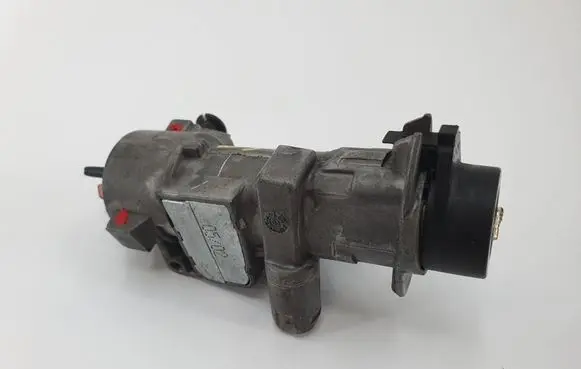 Volkswagen PASSAT B5 Ignition lock 4B0905851B