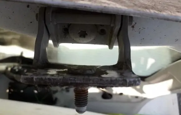 Tailgate/trunk/boot hinge