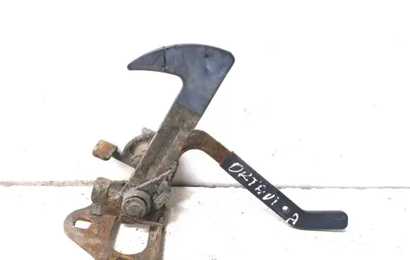 Skoda Octavia Mk2 (1Z) Engine bonnet (hood) release handle