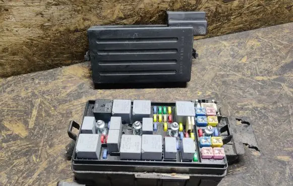 Chevrolet Epica Fuse module 96647287