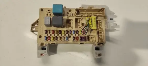 Toyota Corolla Verso AR10 Fuse module 1210550358