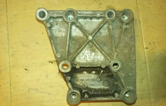 Renault Laguna I Engine mounting bracket 7700857226