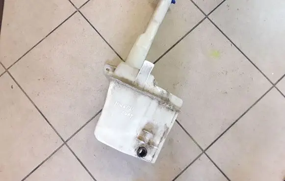 Hyundai Tiburon Windshield washer fluid reservoir/tank 986102C500 986102C510