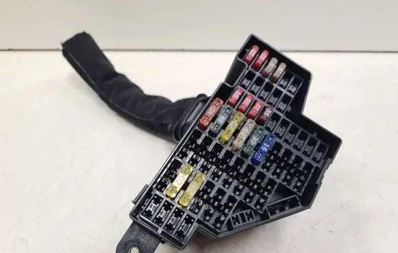 Volkswagen Golf V Fuse module 030506 03050601562