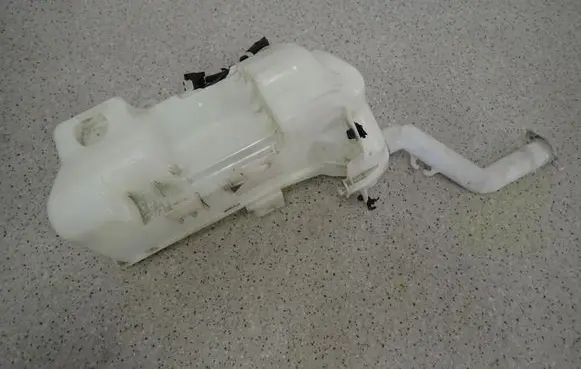 Mitsubishi Colt Windshield washer fluid reservoir/tank MN105383