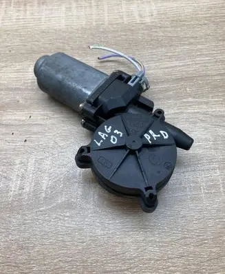 Renault Laguna II Front door window regulator motor 400569T7