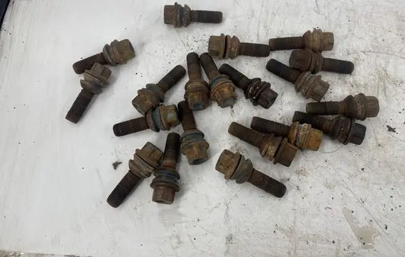 Volkswagen Transporter - Caravelle T5 Nuts/bolts 