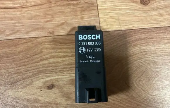Volkswagen Caddy Glow plug pre-heat relay 0281003038