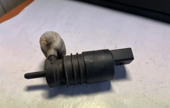 Volkswagen Touran I Windscreen/windshield washer pump 1T0955651A