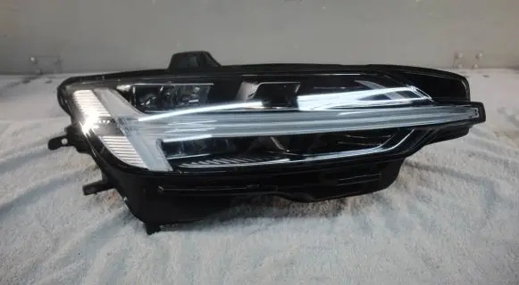 Volvo V60 Headlight/headlamp 32404682