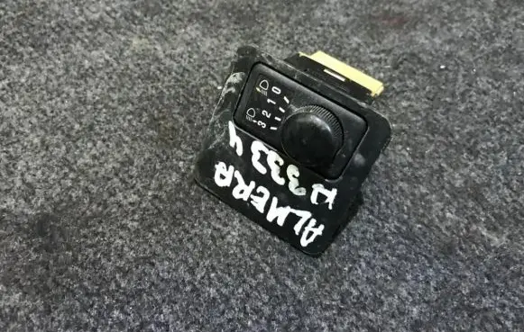 Nissan Almera Headlight level height control switch 684910N000