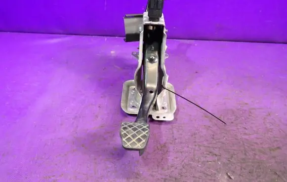 Seat Toledo III (5P) Brake pedal 5P1863918