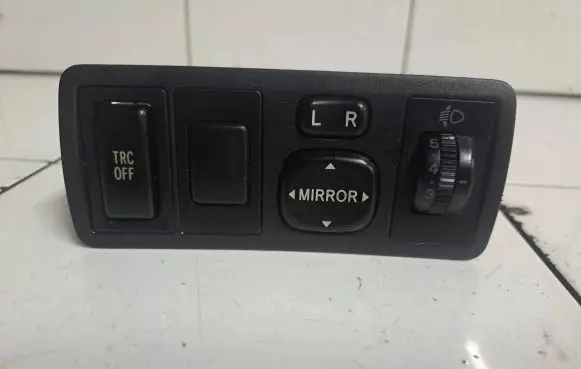 Toyota Avensis T250 Wing mirror switch 183574