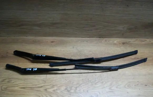 Volkswagen PASSAT B6 Front wiper blade arm 3C1955410B 3C1955409C