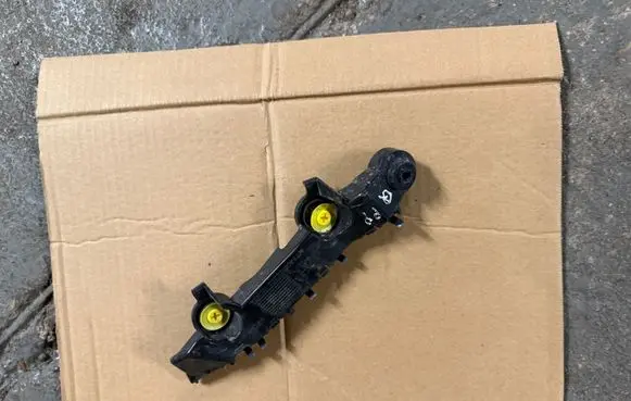 Front bumper mounting bracket