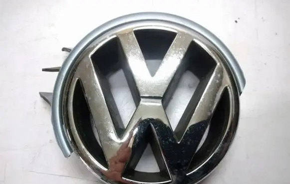Volkswagen Golf IV Manufacturer badge logo/emblem 1J0853653