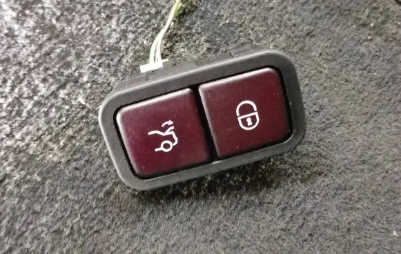 Mercedes-Benz C W205 Tailgate/boot open switch button 2208211479 32132101
