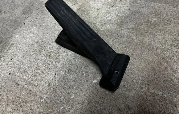 Accelerator throttle pedal
