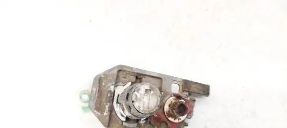 Volkswagen Golf V Front door lock (next to the handle) 