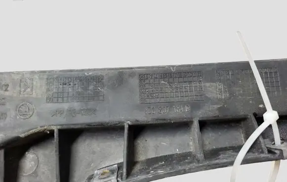 Skoda Octavia Mk2 (1Z) Front bumper mounting bracket 1Z0807184D