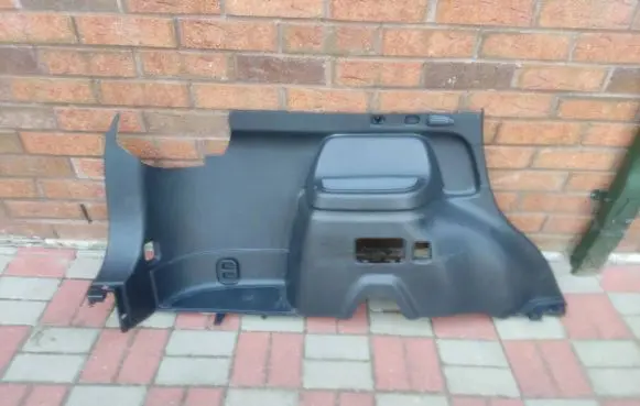 Trunk/boot lower side trim panel