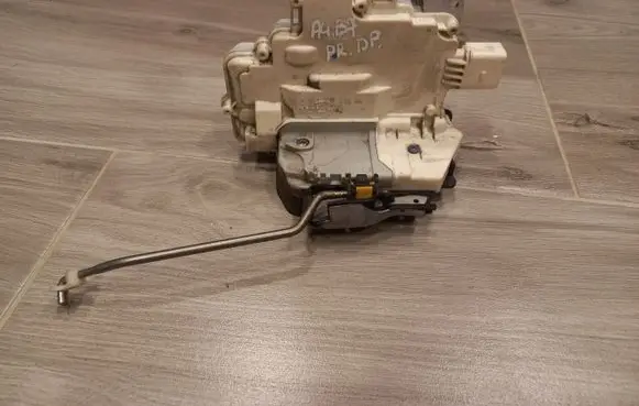 Audi A4 S4 B7 8E 8H Front door lock 8E1837016AA