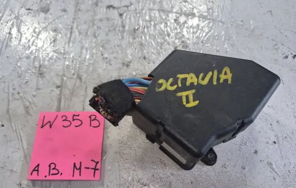 Skoda Octavia Mk2 (1Z) Fuse module 1K0937125