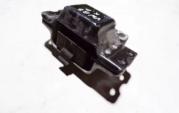 Volkswagen PASSAT B7 Engine mount bracket 3C0199555AA