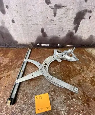 Volkswagen PASSAT B3 Front door manual window regulator 