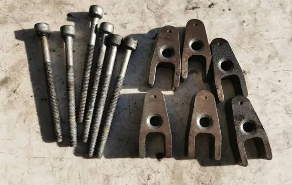 Mercedes-Benz CLK A209 C209 Fuel Injector clamp holder 