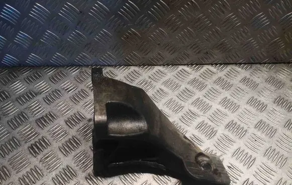 Engine mounting bracket