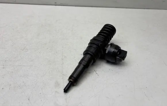 Volkswagen PASSAT B6 Fuel injector 038130073BN