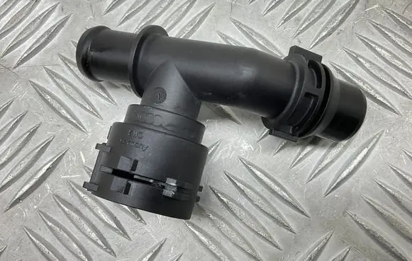 Engine coolant pipe/hose