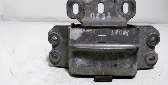 Seat Leon (1P) Engine mount bracket 1K0199555