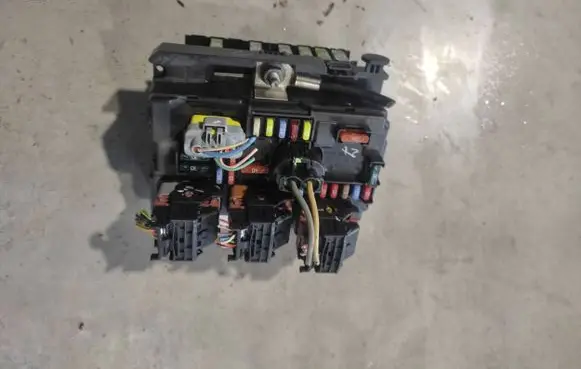Peugeot 207 CC Fuse module 9667199680
