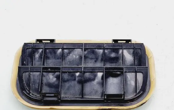 Quarter panel pressure vent