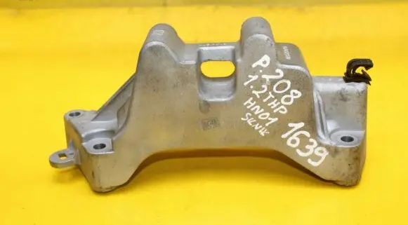Citroen C4 III e-C4 Engine mounting bracket 9676523180