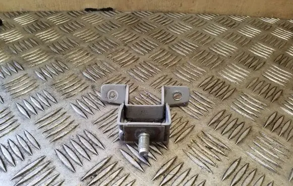 Tailgate/trunk/boot hinge
